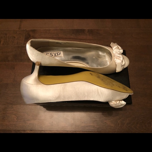 Ivory coloured satin kitten heels - Picture 2 of 3